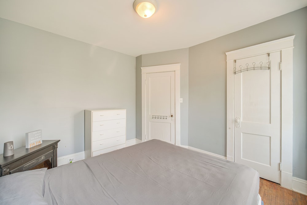 2 Mi to Zoo: Charming Apt w/ Balcony in Cleveland