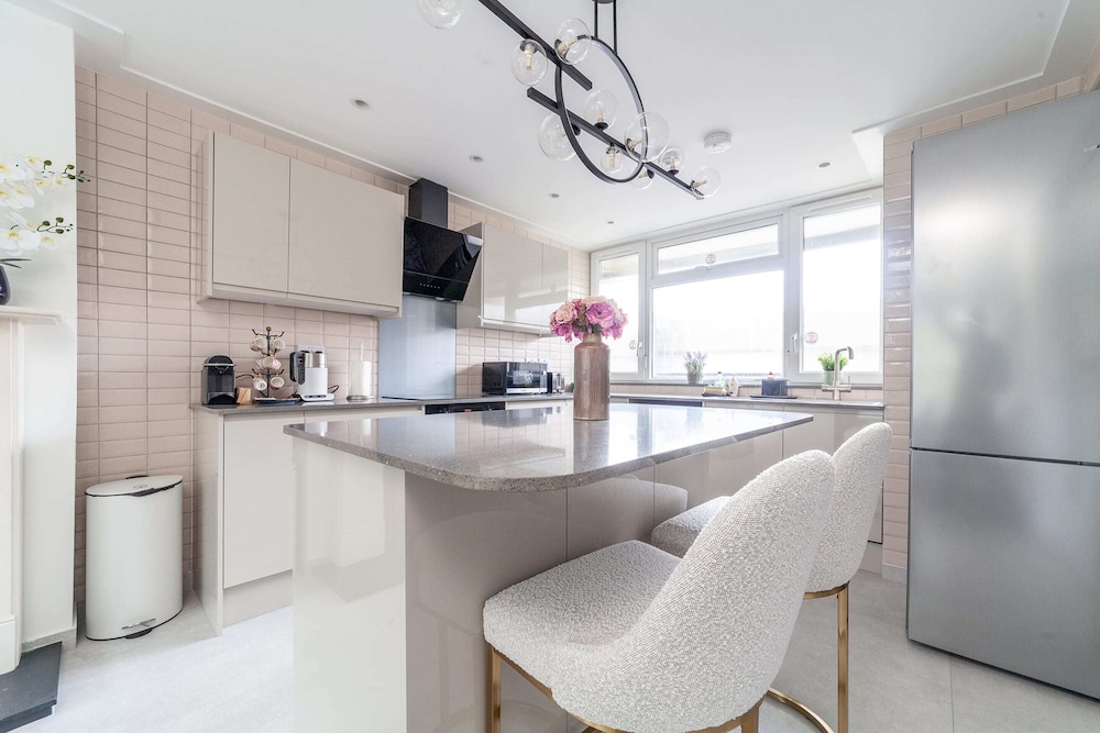 Excellent 3-bed Flat In Elephant & Castle