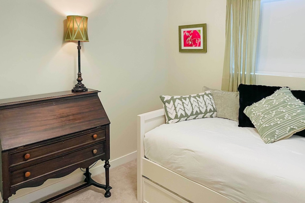 Page Vacations - Mid-century Page Retreat w/ Lake Powell Views! - Property Image 2