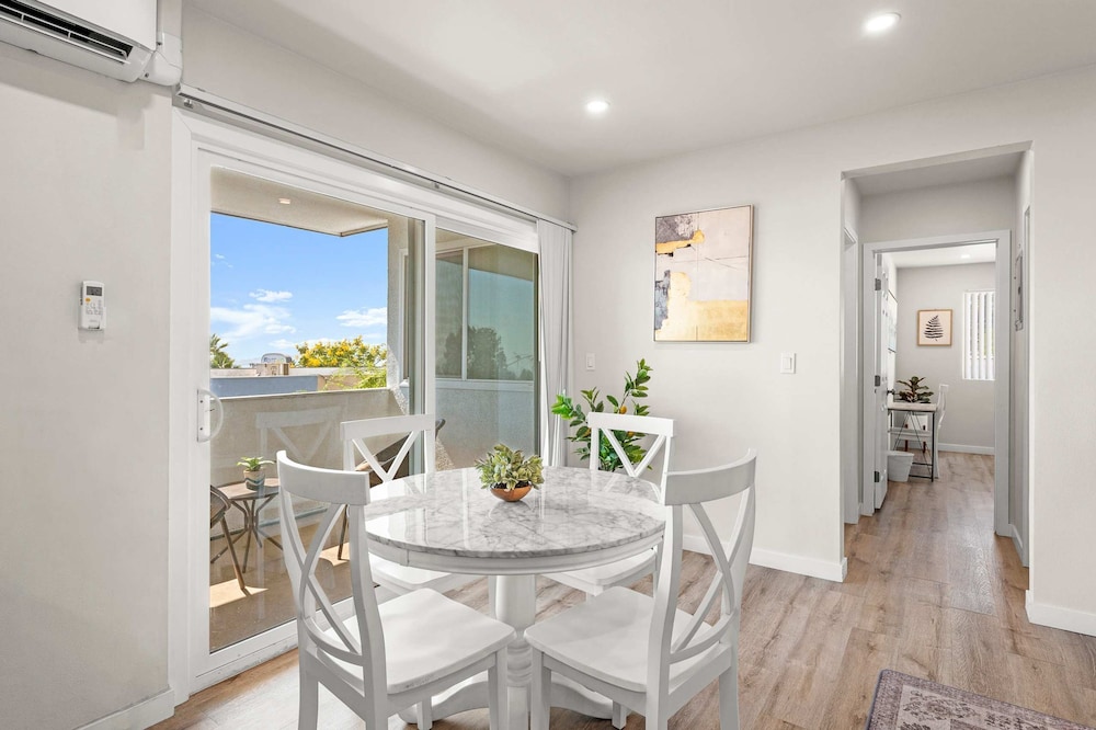 Stylish Home w Free Parking Near LA Hotspots 8