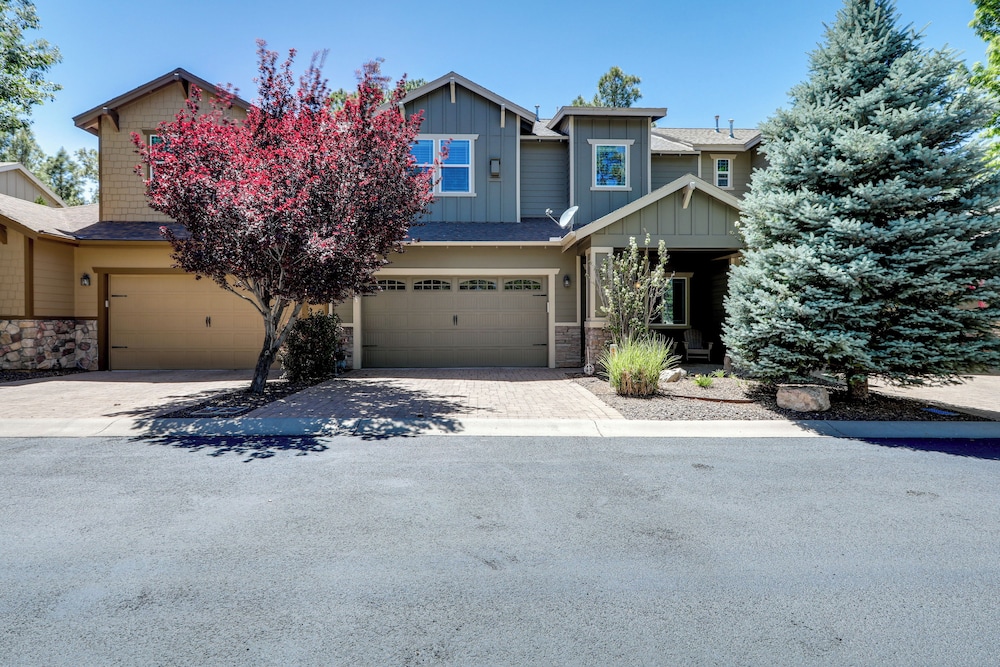 Tasteful Flagstaff Townhome w/ 2 Furnished Decks
