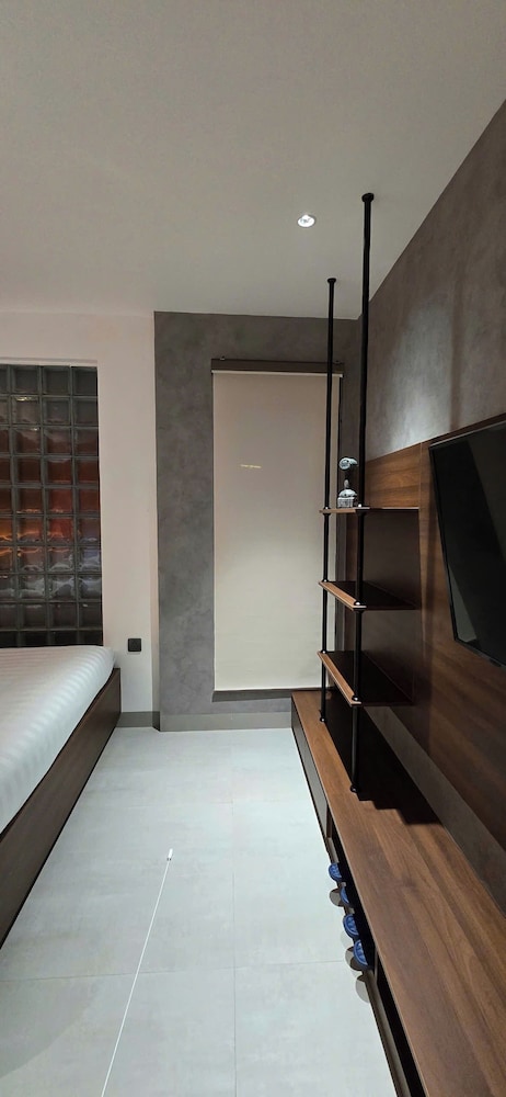1995S HOSTEL