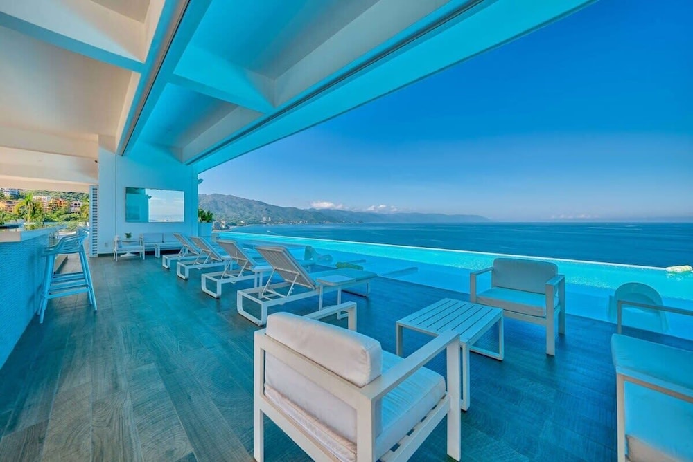 Luxurious 2BR Condo - Amazing Ocean View - Pool