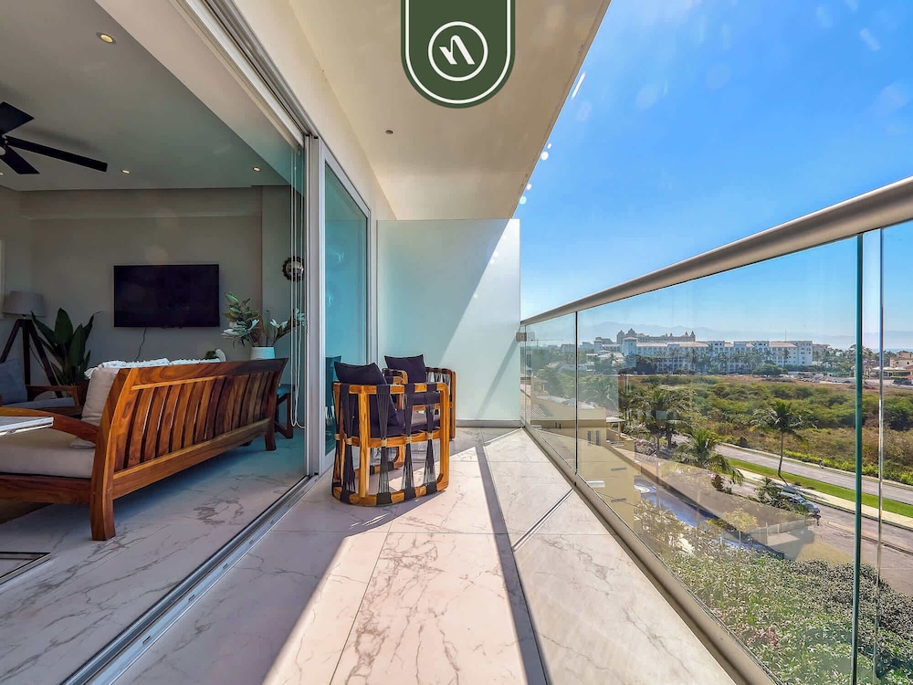 Luxury 3 BR Condo - Beach Access 1 Block Away