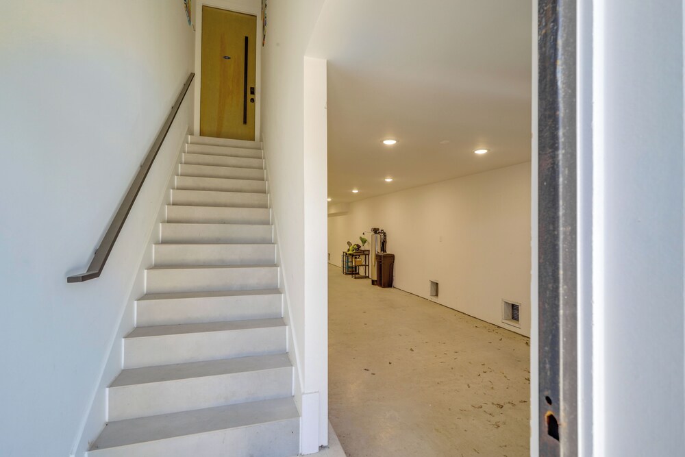 3 Mi to Dtwn: Modern Townhome w/ Yard in Houston