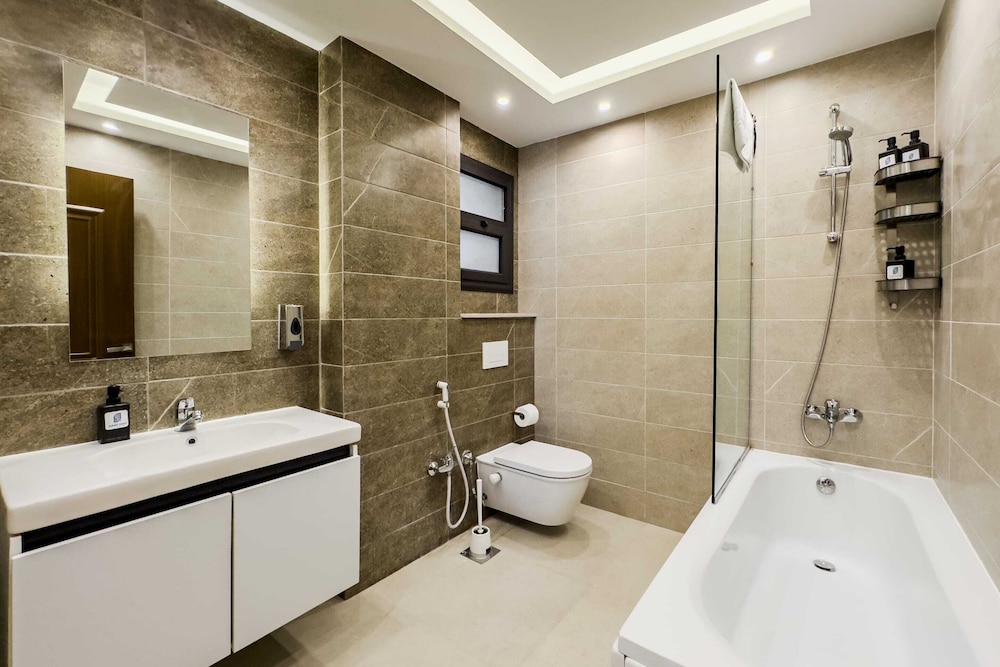 Ample & Artistic 2bdr Apt. 5 min to CAI Airport