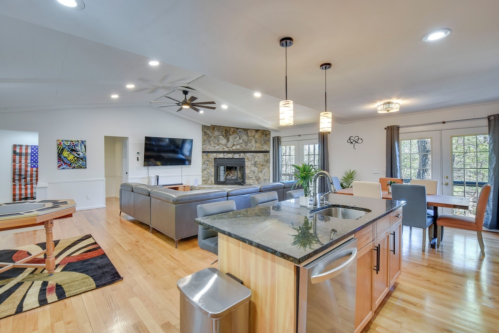 Mountain-view Gem w/ Community Perks in Dillard!