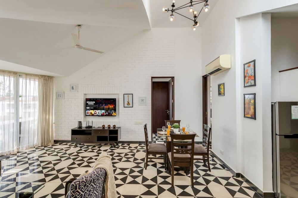 Modern 2bhk w Rooftop Pool 10 Mins Drive to Beach