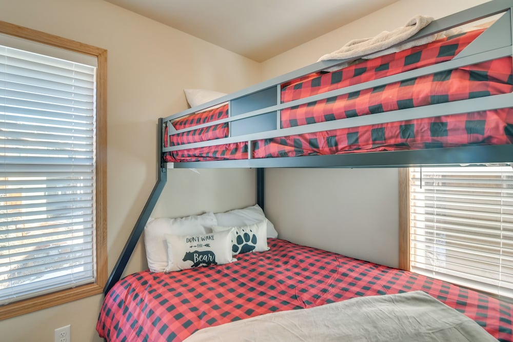 4 Mi to Granby Ranch: Cabin w/ Hot Tub Access!
