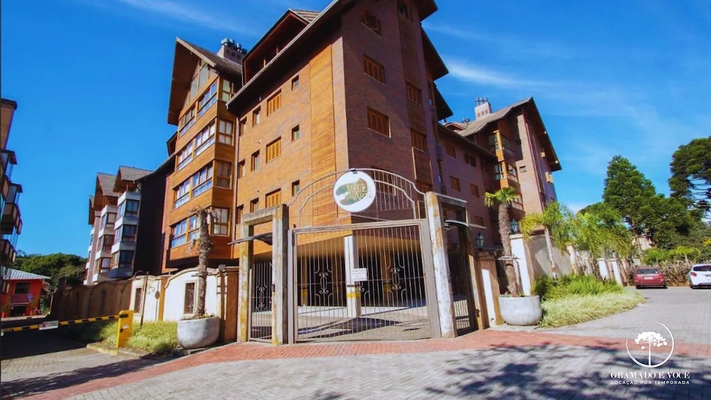 Apt Luxo 5 suítes em frente rua torta