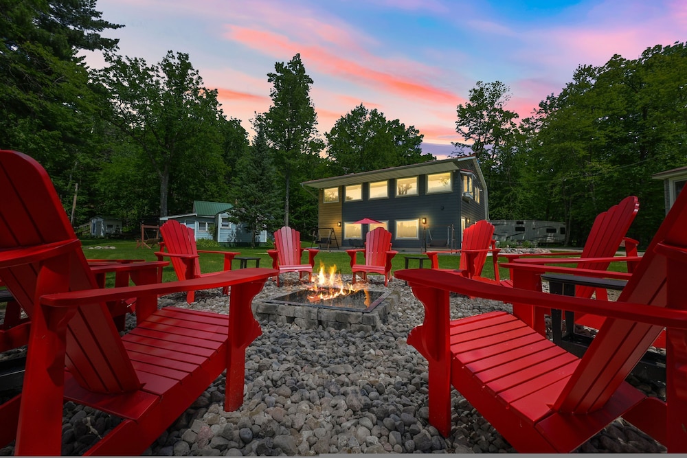 5 BR Family Hangout I Lake Views I Firepit