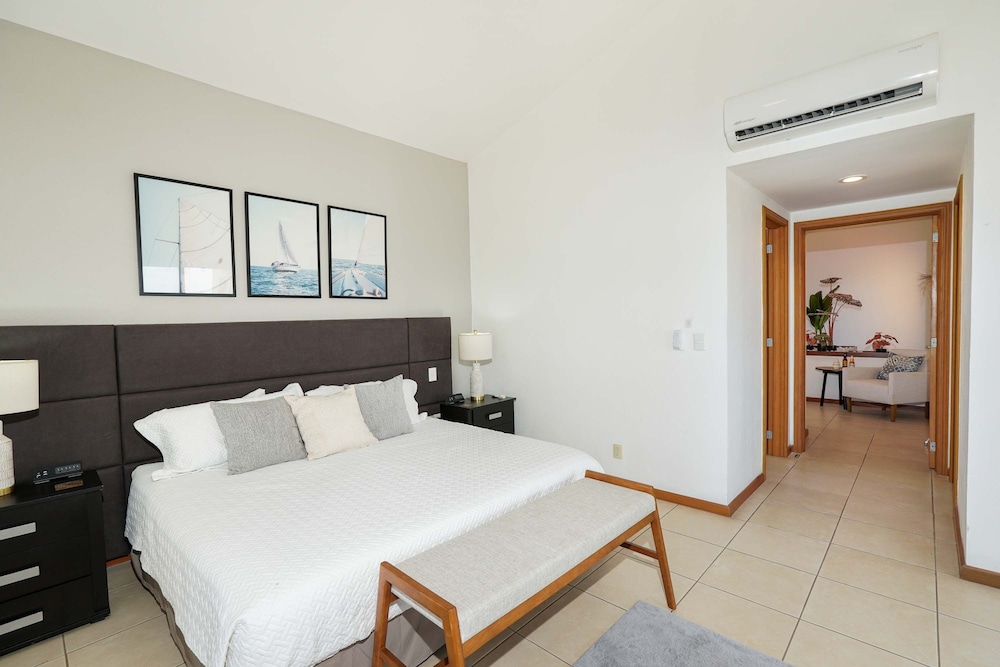 Sleeps 10 Views Beach 1 Block