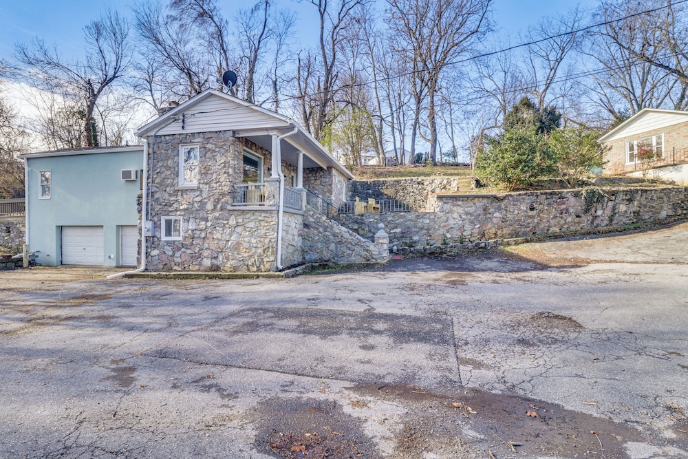 Eclectic Stone Cottage, Walk to Downtown Staunton!, photo 31