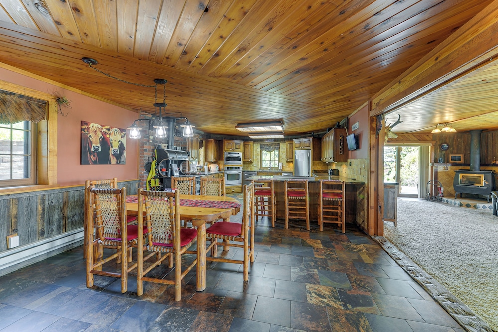 Stunning Mountain Views: Spacious Cabin in Dubois!