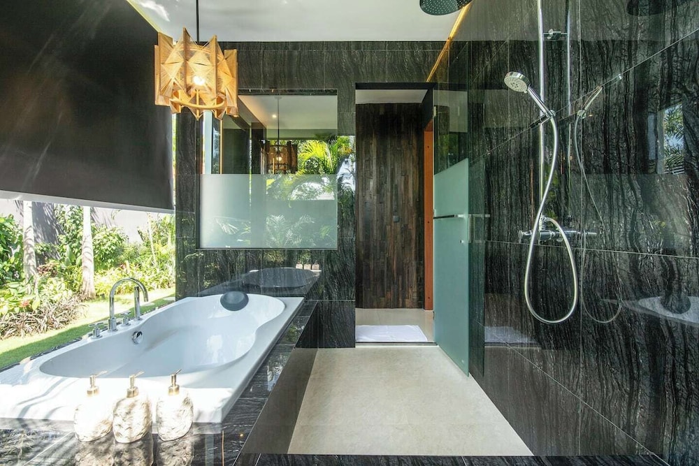 Exquisite 5BR Villa: Premier Luxury in Seminyak