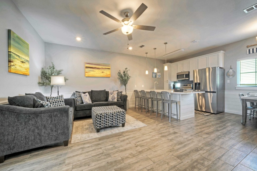Sleeps 33! 4 Condos, Walk to the Beach, Resort-style Pool, Endless Summer Resort