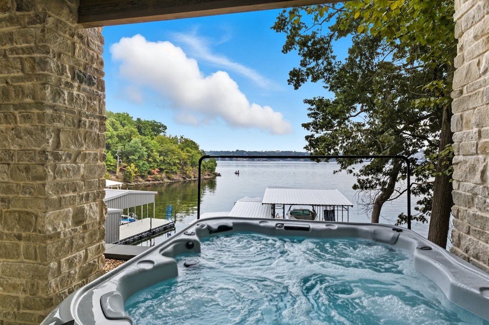 Huge Private Dock w/ 2 Slips + 2pwc, Beautiful Views, Lakeside Hot Tub, Pool & Pickleball