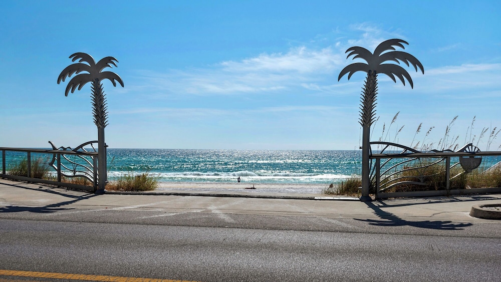 Sleeps 8 w/ Resort Pools, Tennis, Golf & Beach Access + Attraction Tickets!