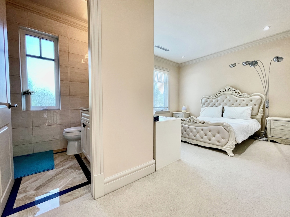 Vancouver Luxury Guest House - Image 4