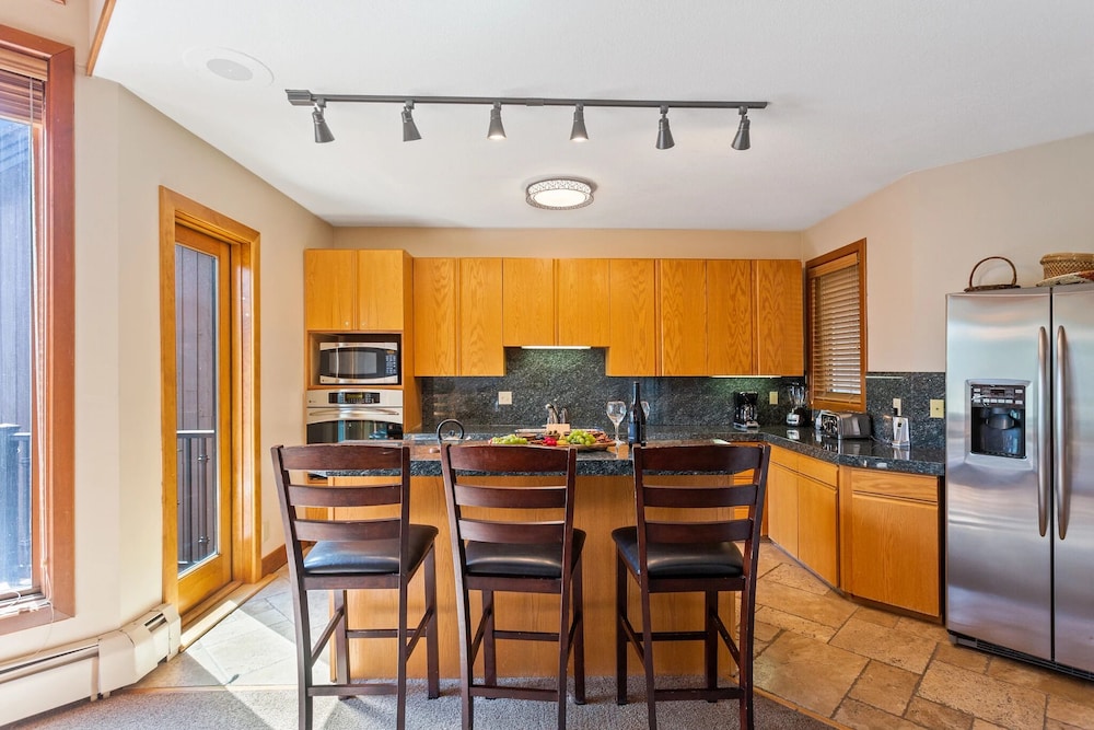 Pinnacle at Deer Valley Resort - Four Bedroom Condo with Hot Tub #1470 4 Condo