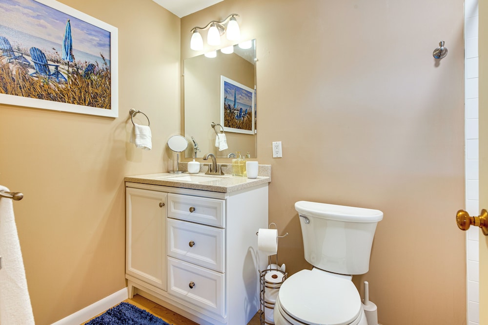 Waterfront Community: Lake Winnipesaukee Retreat!