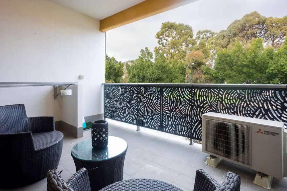 Pet Friendly 2BR APT With Balcony in East Vic Park