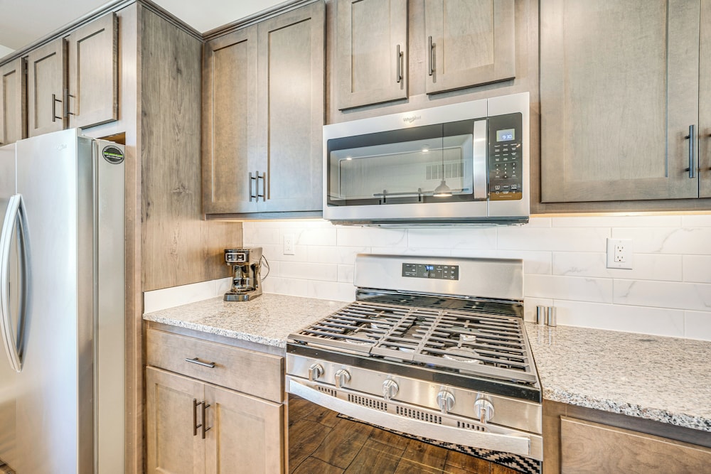 Private Hot Tub: Newly Built Fraser Townhome