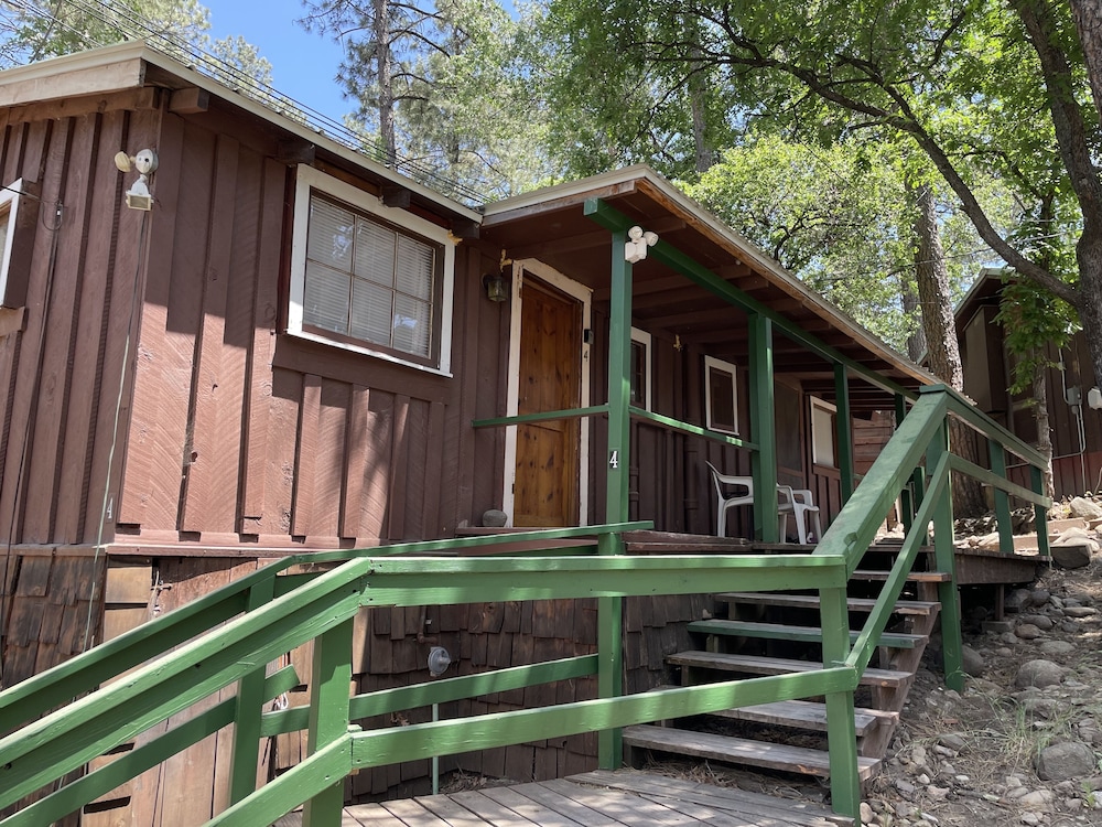 Hotel Casey's Cabins - Image 1