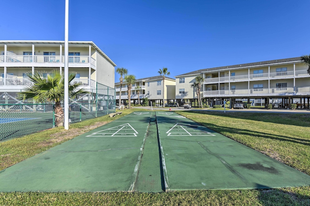 Walk to Beach: Resort Retreat w/ Balcony in Destin