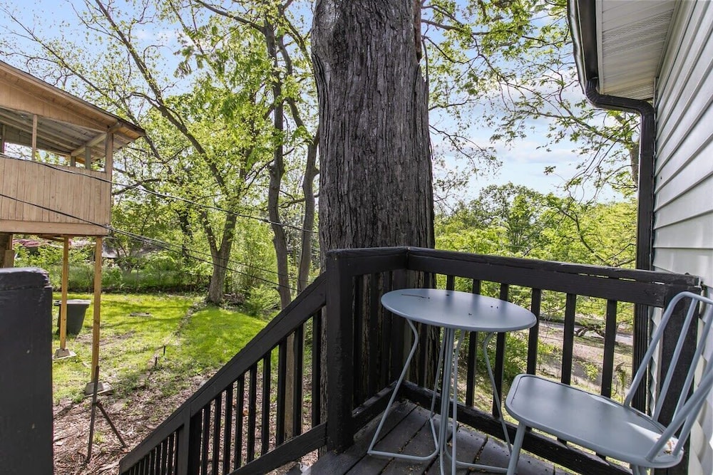 21st Street Evergreen Charm