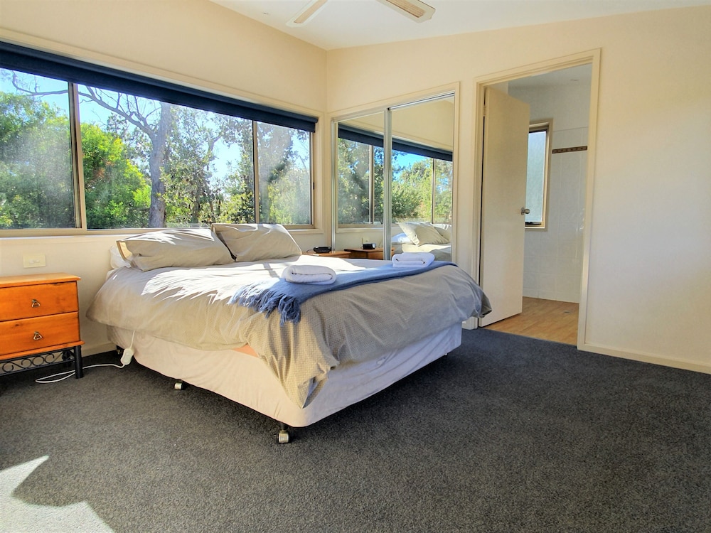 Waterfront Retreat At Wattle Point