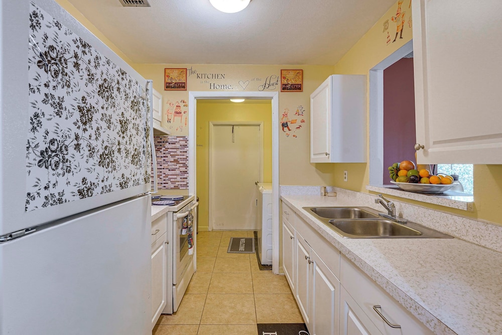 Pet-friendly Horse Capital Hub w/ Patio & Yard