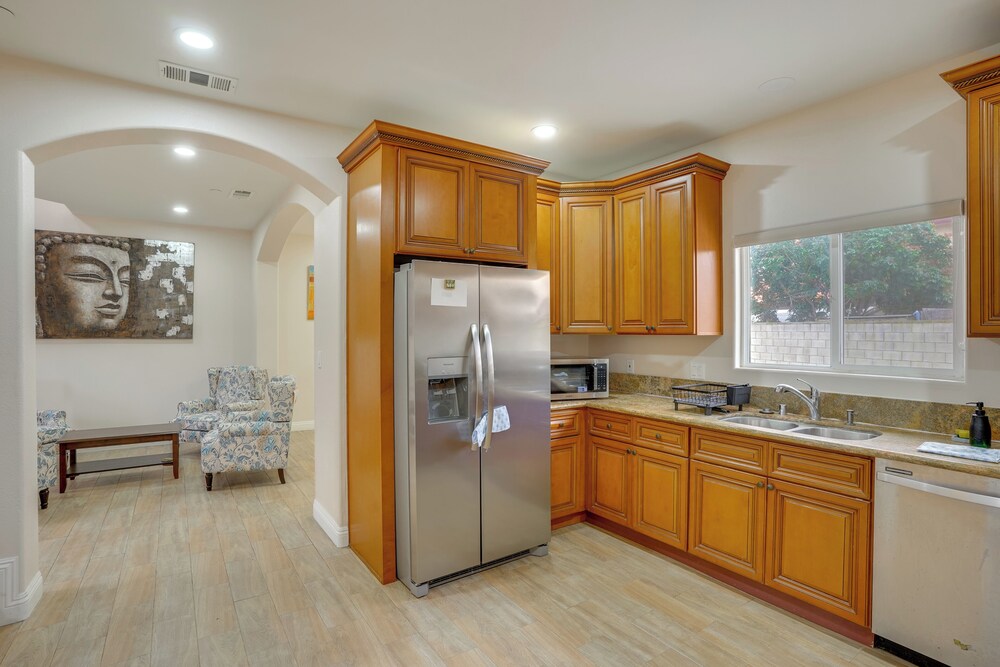 Explore the OC Coast! Midway City Home w/ Yard
