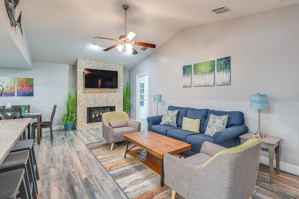 Walk to the Beach! Canal-front Marco Island Home