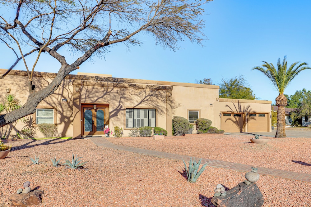 Shop, Golf & Hike: Modern Scottsdale Studio!