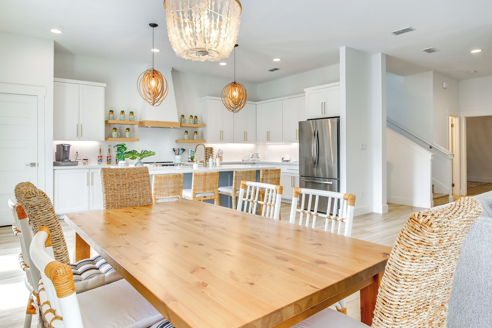 1 Block to Beach: South Padre Island Paradise!