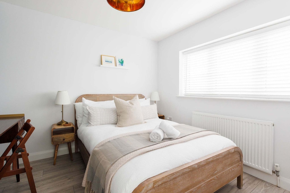 Chic 4-bed Coastal Retreat in Heart of Bosham