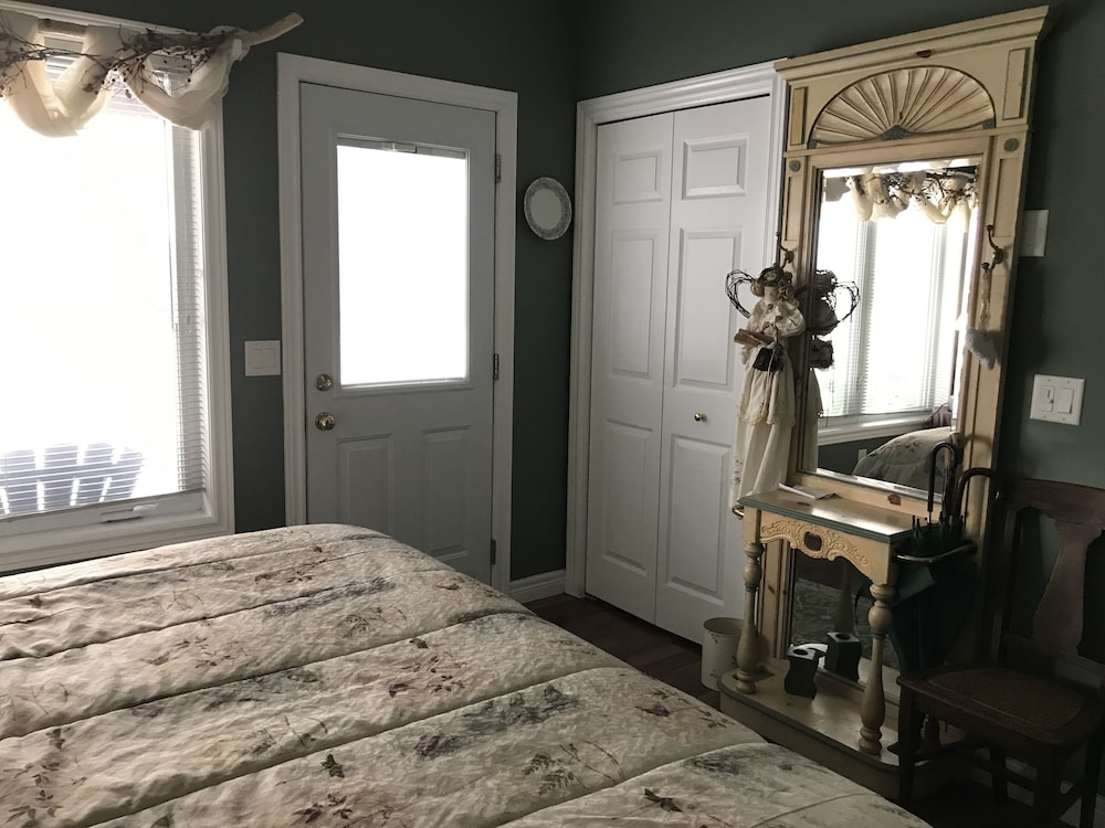Golden Pathways Retreat and B&B