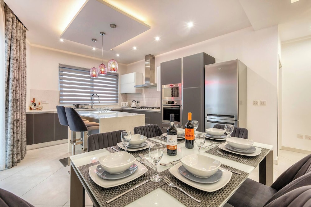 Luxury 3 BR Apt in Gzira Near Sliema - Stjulians
