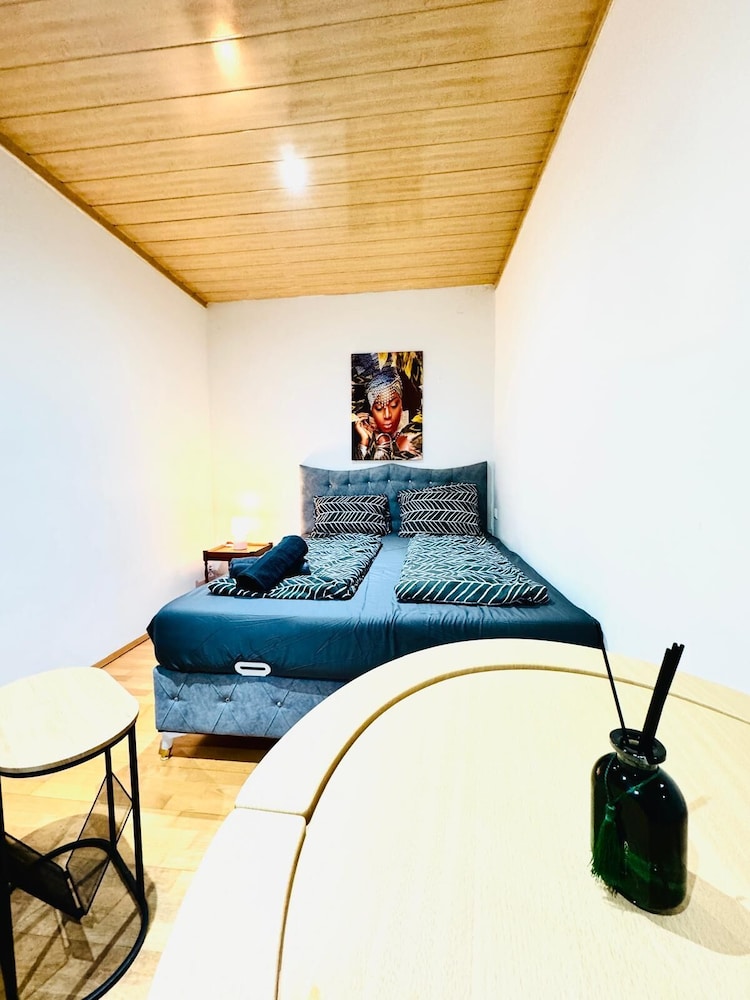 Cozy 4BR Apt for 12P Near FAC Platz