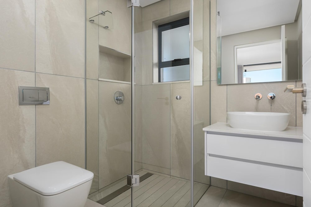 Central Secure Modern Studio w Views Bantry Pad