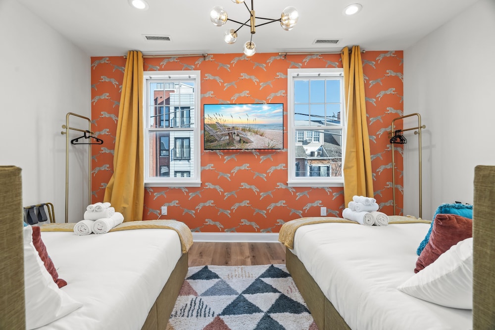 Prime City Condo Parking + Skyline Views