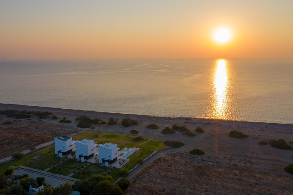 Albatross Beach Front Villas