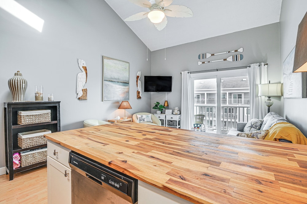 Walk to Beach: Condo w/ Balcony in Murrells Inlet!