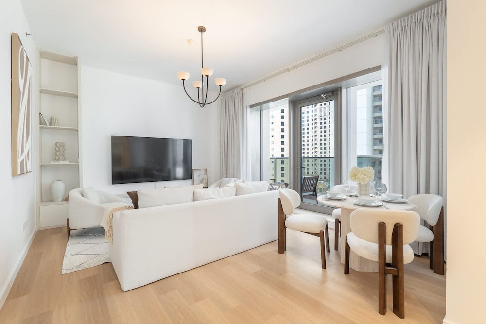 Bright and Airy 1-bedroom Apartment Perfect for 4 in Dubai Marina