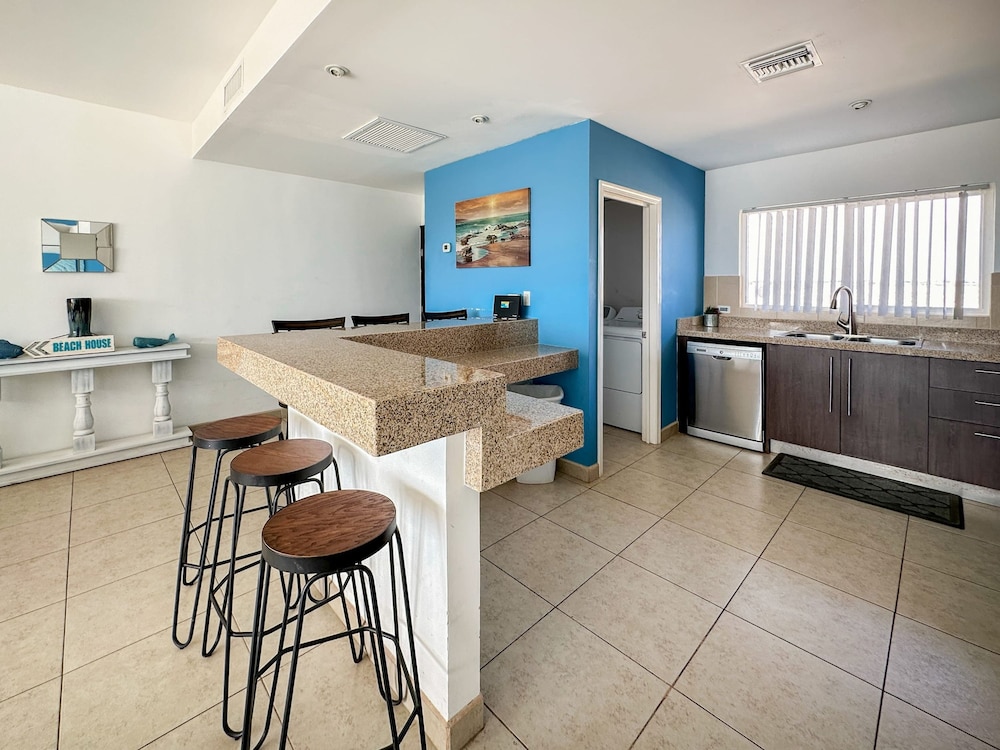 Admire Sea View From a Stunning Condo