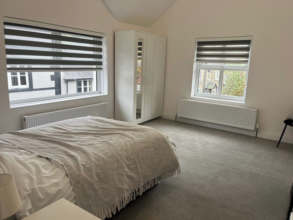 Llangollen 4-bed, Sleeps 8 With Garden & Parking