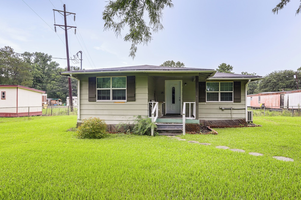14 Mi to Downtown Baton Rouge: Plaquemine Retreat