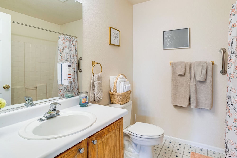 Pet-friendly Retreat w/ Fenced Yard in Denver