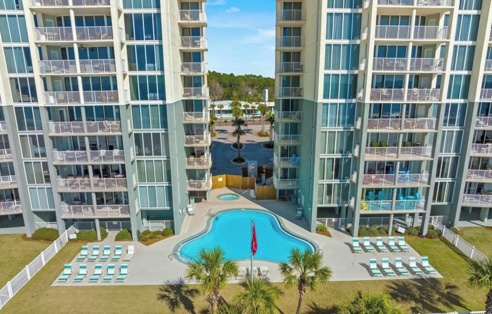 Coastal Hideaway: Cozy Beachfront Studio Sleeps 4 With Stunning Views!